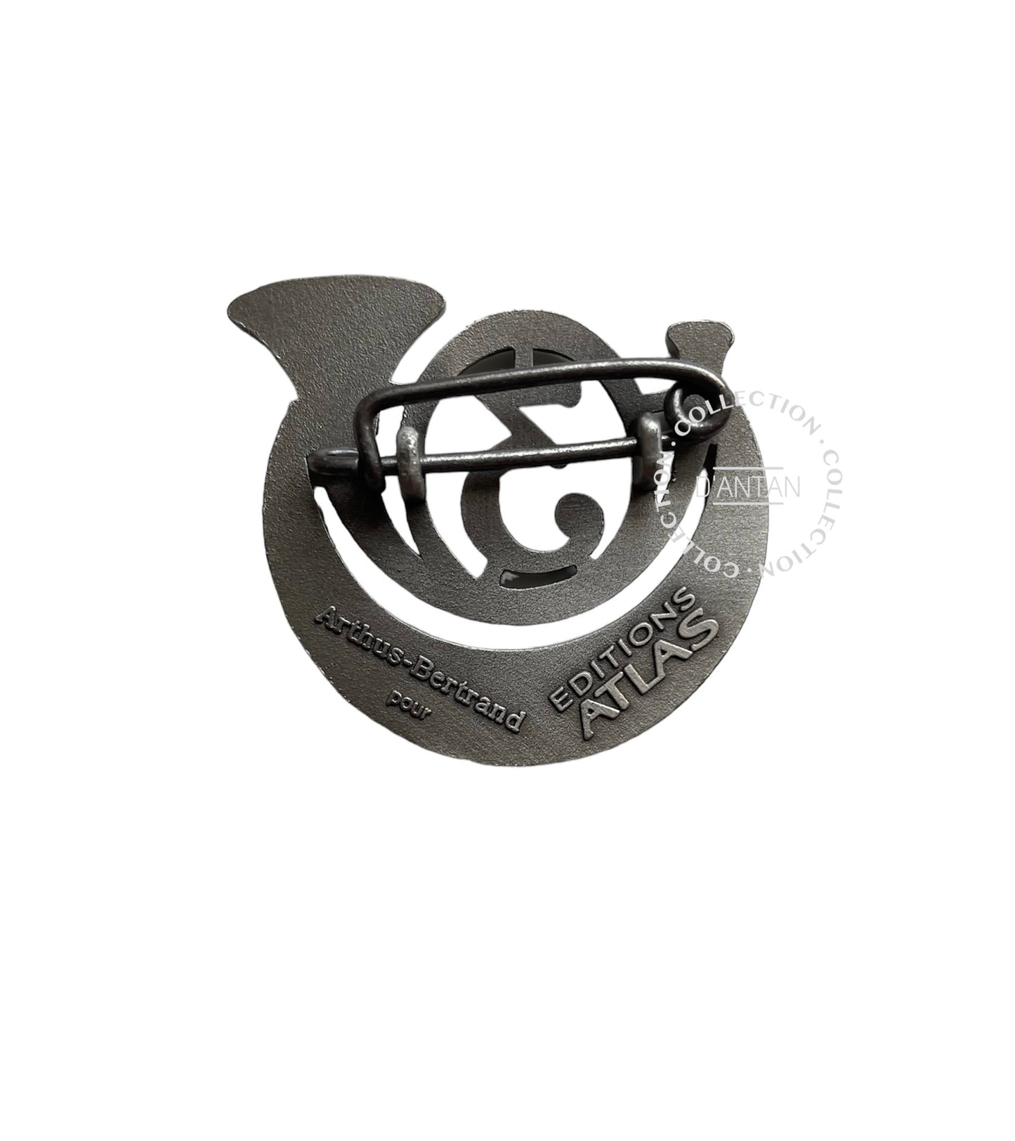 Insigne/Badge/Pucelle Militaire Français 3 ème RCA Régiment de Chasseurs d’Afrique « Tant qu’il en restera un » Arthus Bertrand Édition Atlas.